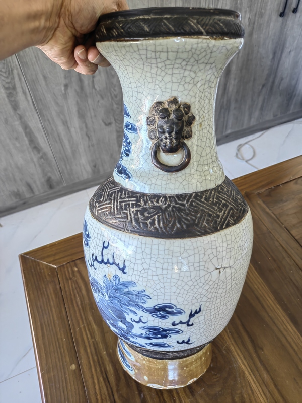 古玩陶瓷道光時(shí)期哥釉地鐵銹釉青花獅紋瓶拍賣,當(dāng)前價(jià)格3200元