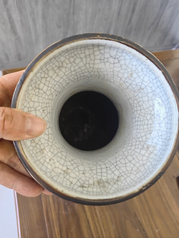 古玩陶瓷道光時(shí)期哥釉地鐵銹釉青花獅紋瓶拍賣,當(dāng)前價(jià)格3200元