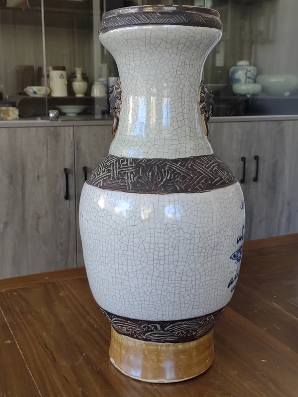 古玩陶瓷道光時(shí)期哥釉地鐵銹釉青花獅紋瓶拍賣,當(dāng)前價(jià)格3200元