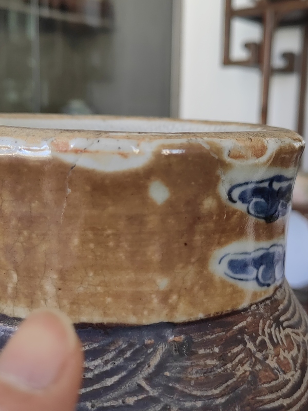 古玩陶瓷道光時(shí)期哥釉地鐵銹釉青花獅紋瓶拍賣,當(dāng)前價(jià)格3200元
