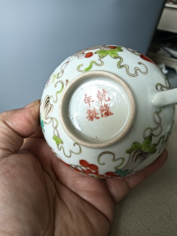 古玩陶瓷粉彩蝴蝶花卉紋手把杯拍賣，當(dāng)前價(jià)格666元