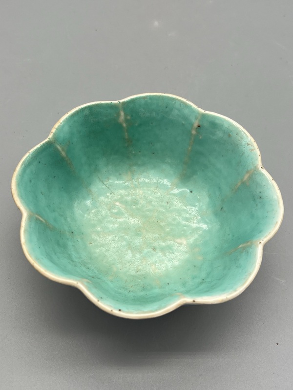 古玩陶瓷清同治寶石藍底粉彩寶相花海棠碗拍賣,當前價格1615元