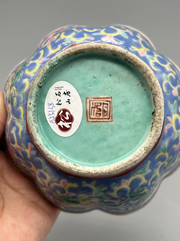 古玩陶瓷清同治寶石藍底粉彩寶相花海棠碗拍賣,當前價格1615元