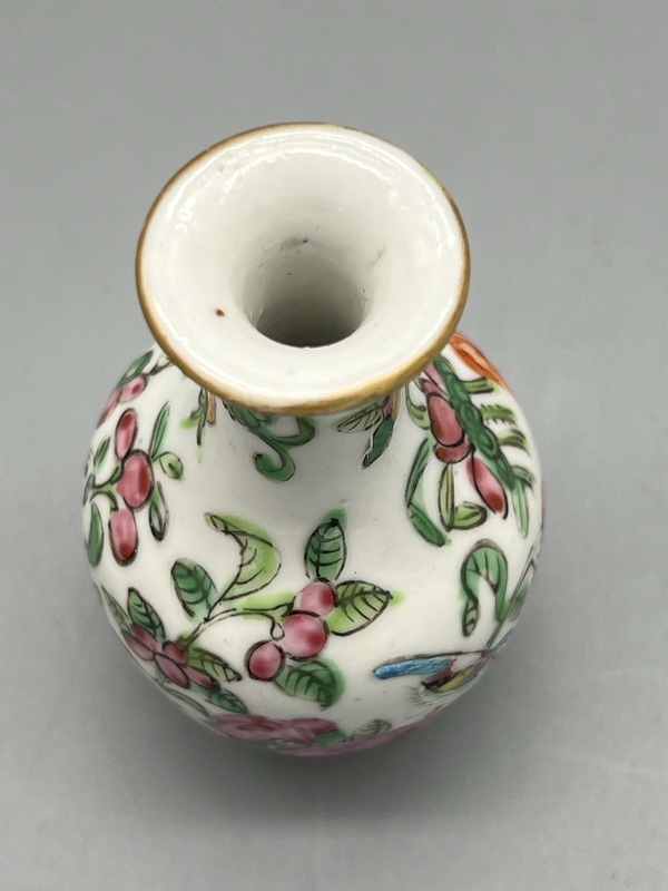 古玩陶瓷清中晚期粉彩花鳥蝶紋案頭瓶拍賣,當前價格1500元
