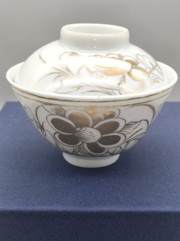 古玩陶瓷民國,名品文雅描金花卉詩文蓋碗拍賣,當(dāng)前價格900元