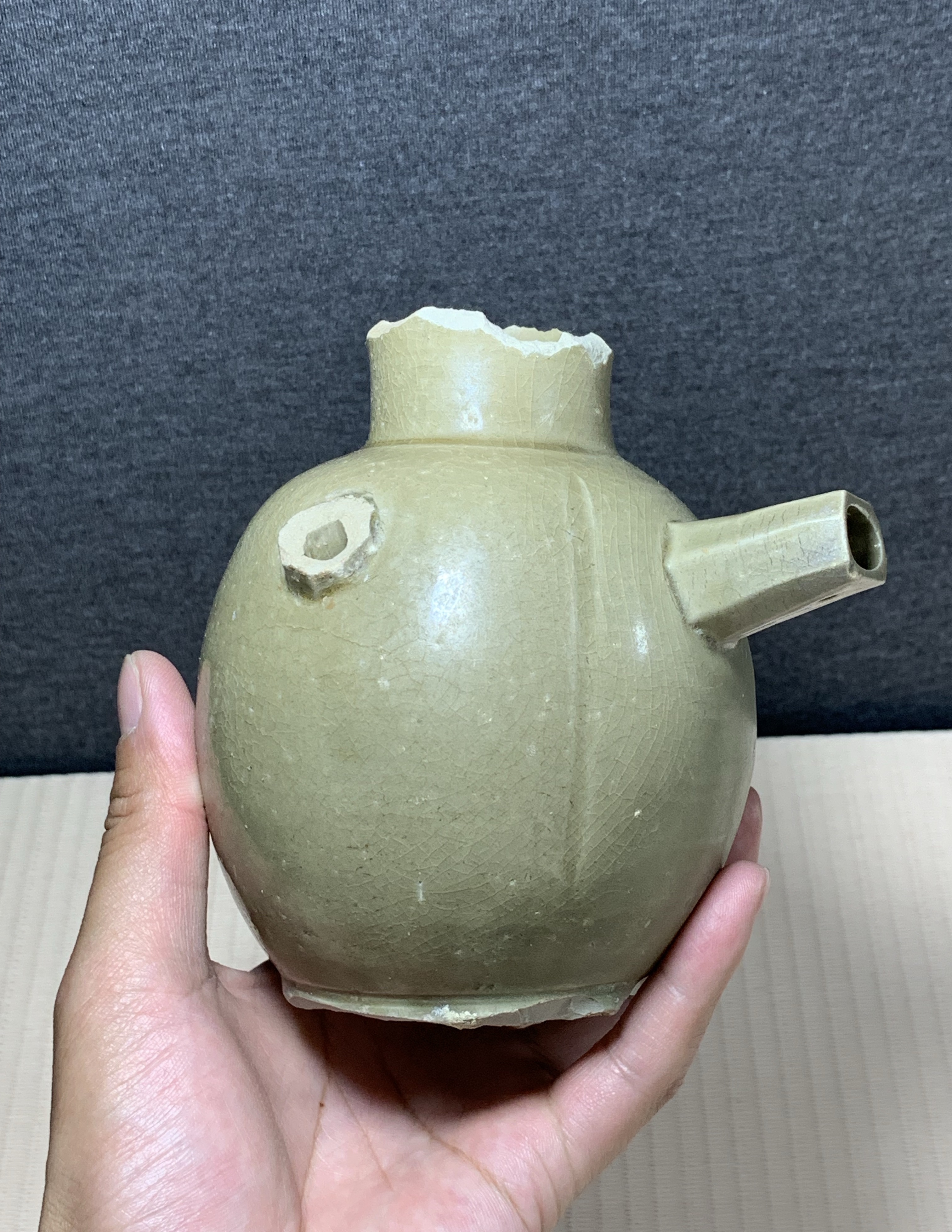 域鉴古玩】越窑青瓷侧壶鉴定结果_越窑青瓷侧壶真假鉴别