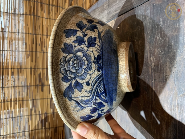 古玩陶瓷哥釉青花花卉紋折沿碗真品鑒賞圖