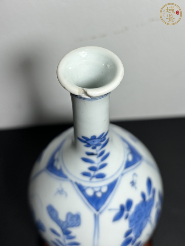 古玩陶瓷青花開窗洞石花卉紋撇口瓶真品鑒賞圖