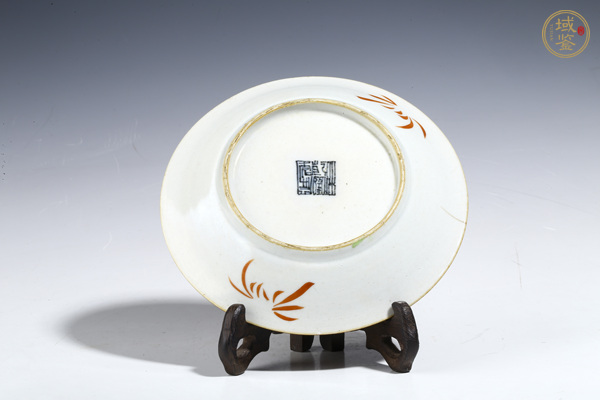 古玩陶瓷乾隆·珊瑚紅開窗粉彩山水紋盤真品鑒賞圖