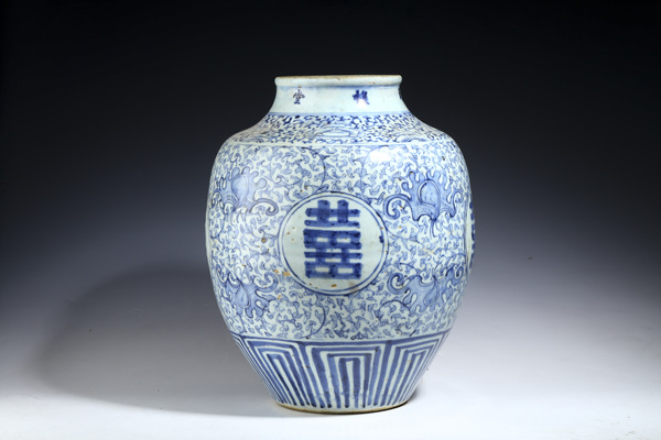 古玩陶瓷清中期·青花纏枝喜字紋大罐拍賣,當(dāng)前價(jià)格0元