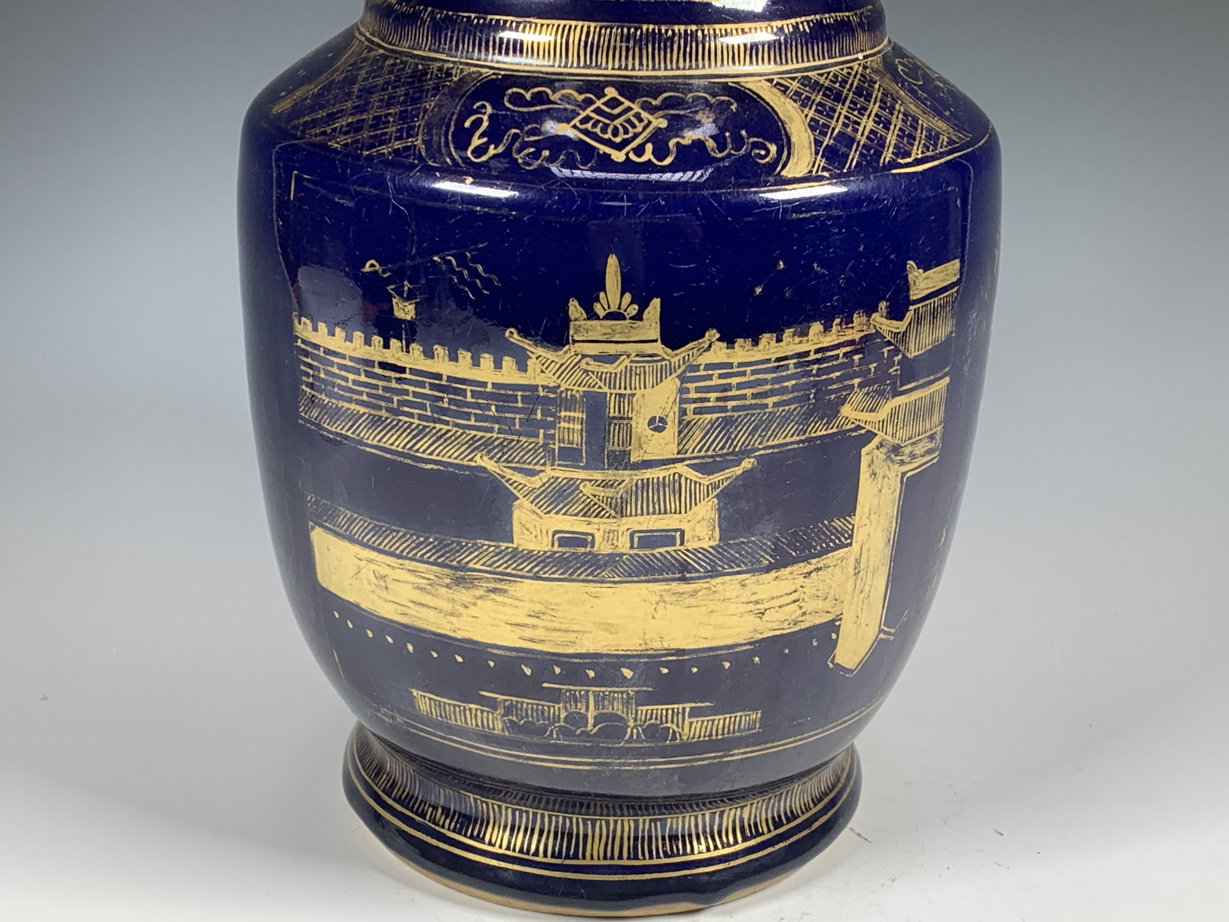 域鉴古玩】清乾隆·祭蓝釉描金盘口瓶拍卖价格/图片/值多少钱 域鉴古玩】清乾隆·祭蓝釉描金盘口瓶拍卖价格/图片/值多少钱