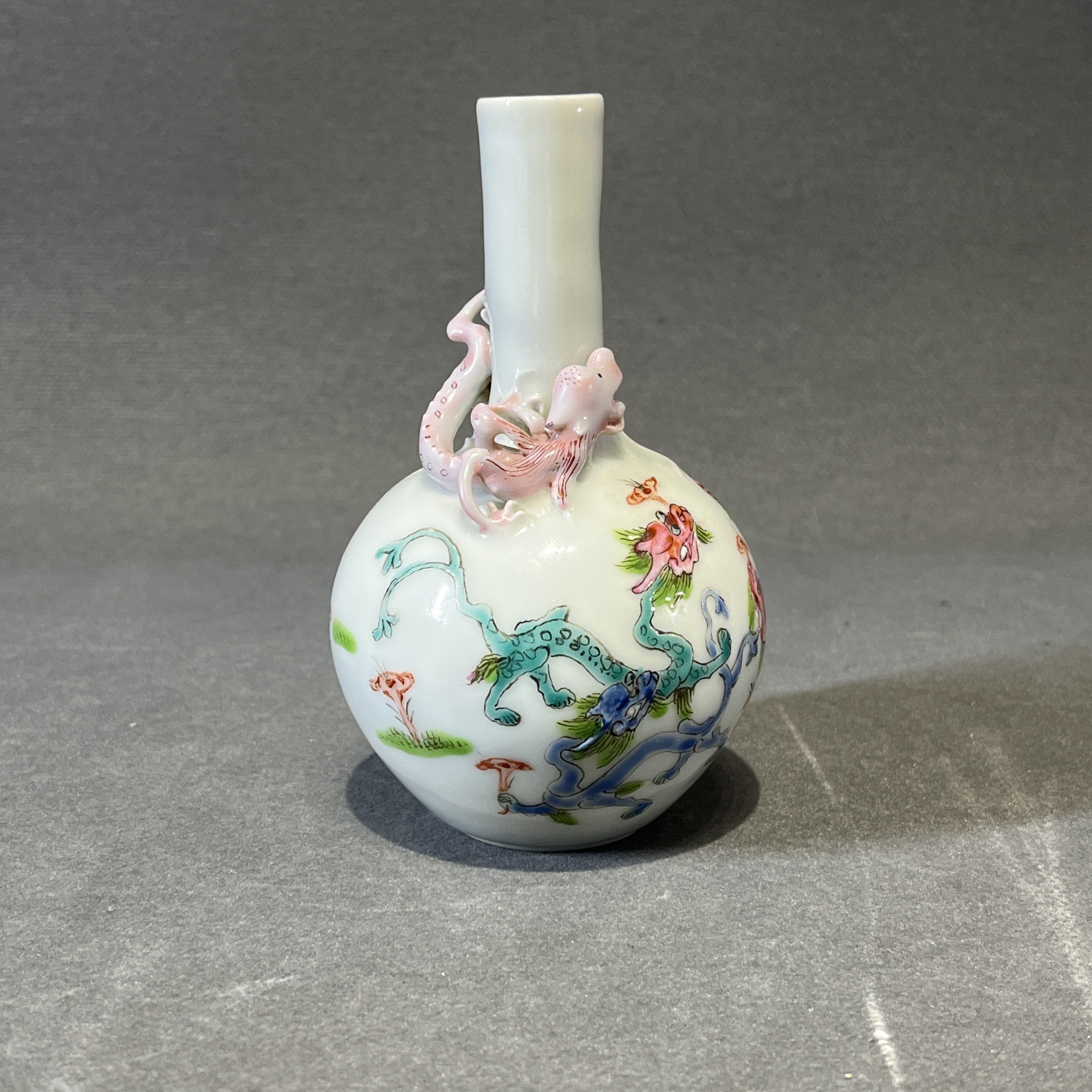 域鉴古玩】粉彩夔龙纹小天球瓶鉴定结果_粉彩夔龙纹小天球瓶真假鉴别 域鉴古玩】粉彩夔龙纹小天球瓶鉴定结果_粉彩夔龙纹小天球瓶真假鉴别