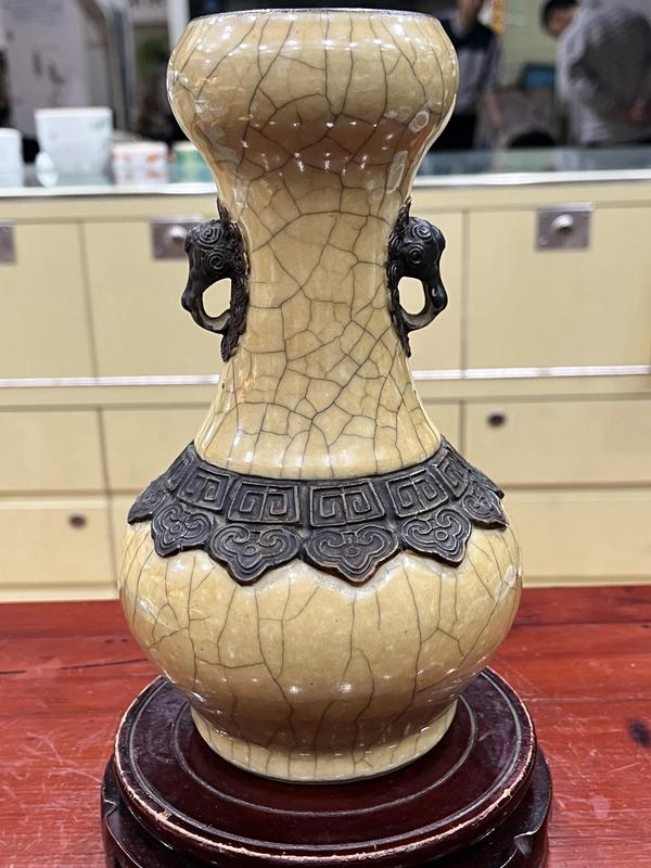 古玩陶瓷黃哥釉獅耳洗口瓶拍賣,當前價格12000元