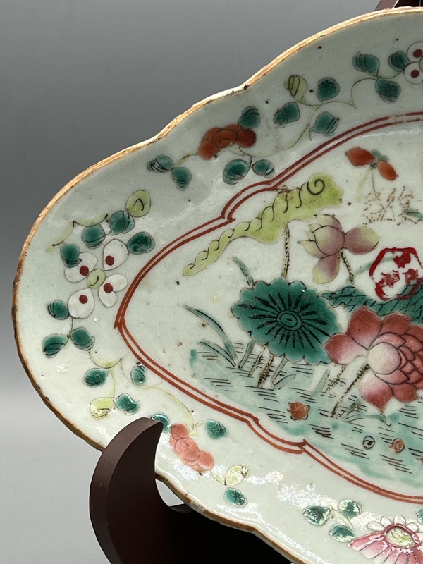 古玩陶瓷廣東文物公司80年代庫出 清同治粉彩荷塘翠鳥海棠盤拍賣,當前價格891元