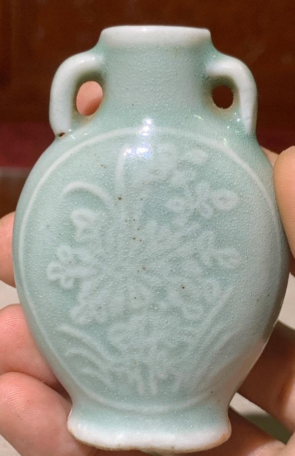古玩陶瓷冬青釉印花小瓶拍賣,當前價格2300元