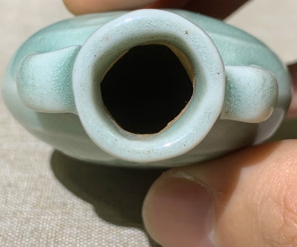 古玩陶瓷冬青釉印花小瓶拍賣,當前價格2300元
