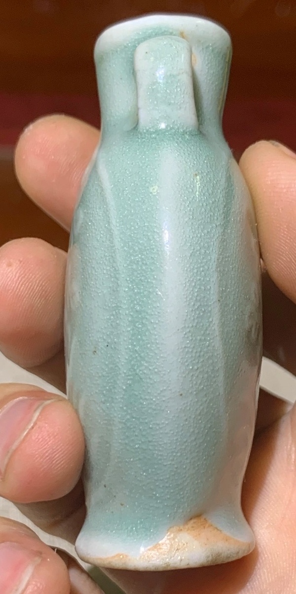 古玩陶瓷冬青釉印花小瓶拍賣,當前價格2300元