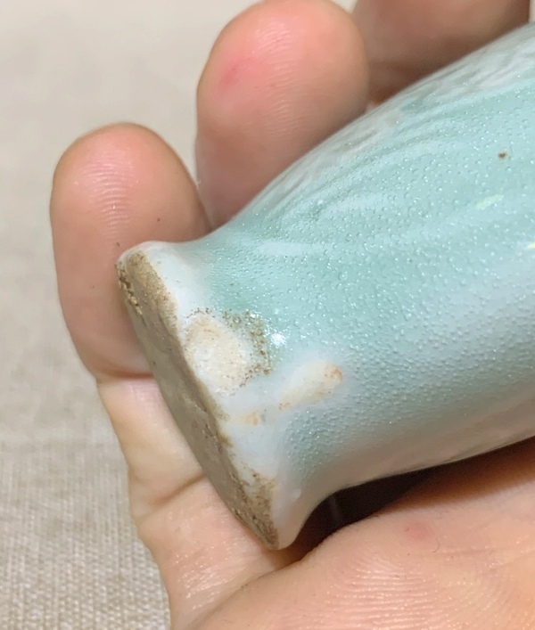 古玩陶瓷冬青釉印花小瓶拍賣,當前價格2300元