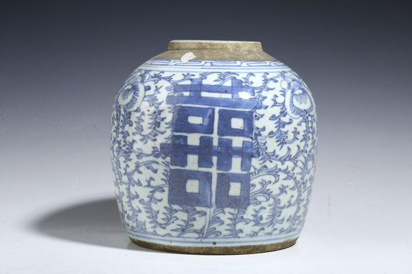 古玩轉(zhuǎn)賣清晚期·青花纏枝花卉喜字紋罐拍賣,當(dāng)前價(jià)格960元