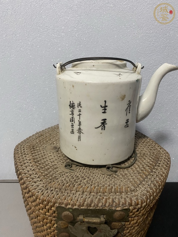 古玩陶瓷粉彩博古花卉紋提梁壺真品鑒賞圖