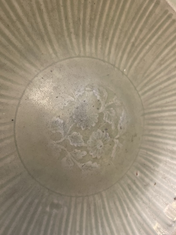 古玩陶瓷元末明初 龍泉窯花卉紋折沿大盤(pán)拍賣(mài),當(dāng)前價(jià)格18500元