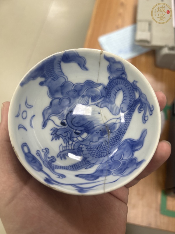 古玩陶瓷過(guò)墻龍紋青花杯真品鑒賞圖