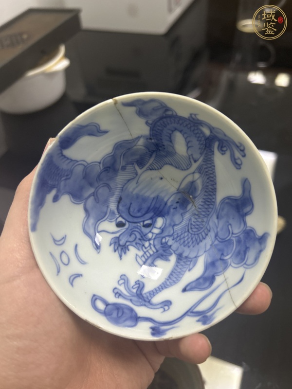 古玩陶瓷過(guò)墻龍紋青花杯真品鑒賞圖