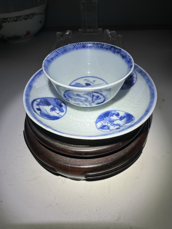 古玩陶瓷青花山水人物刻花杯碟拍賣(mài)，當(dāng)前價(jià)格11800元