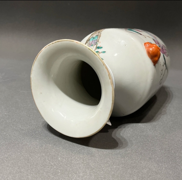 古玩陶瓷粉彩仕女嬰戲圖撇口瓶拍賣,當前價格6800元