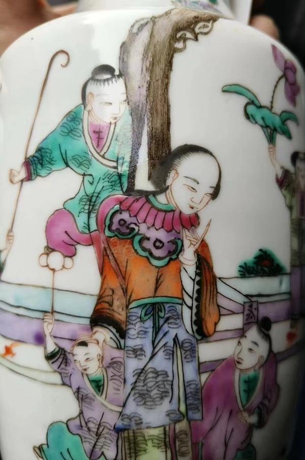 古玩陶瓷粉彩仕女嬰戲圖撇口瓶拍賣,當前價格6800元
