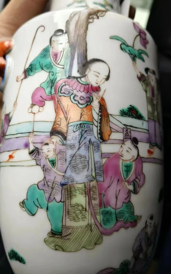 古玩陶瓷粉彩仕女嬰戲圖撇口瓶拍賣,當前價格6800元
