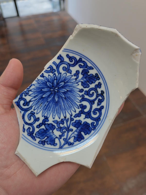 古玩陶瓷康熙早期細(xì)路青花扁菊紋碗標(biāo)本拍賣,當(dāng)前價(jià)格338元