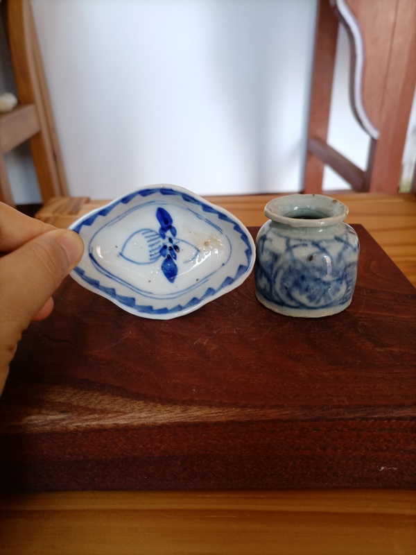 古玩陶瓷清中期.淡描青花花卉紋水盂及海棠小盤430拍賣,當前價格430元