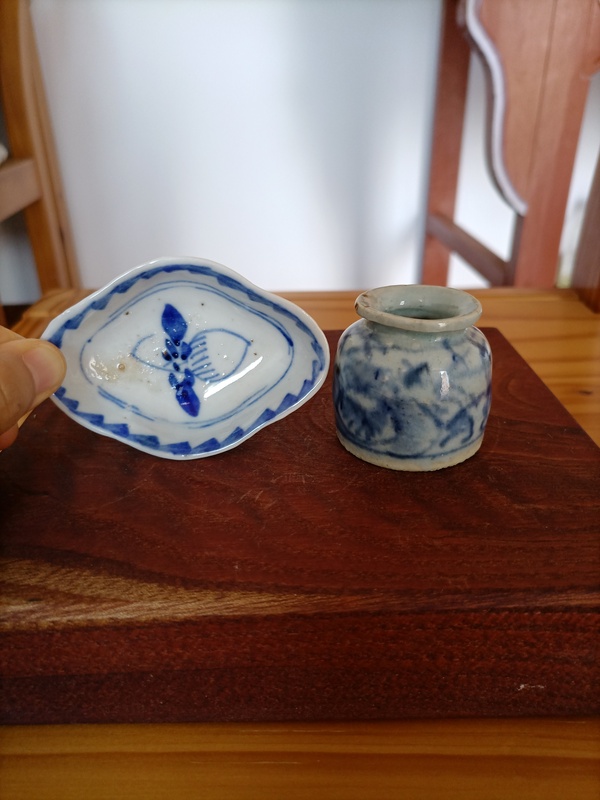 古玩陶瓷清中期.淡描青花花卉紋水盂及海棠小盤430拍賣,當前價格430元