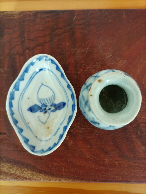 古玩陶瓷清中期.淡描青花花卉紋水盂及海棠小盤430拍賣,當前價格430元