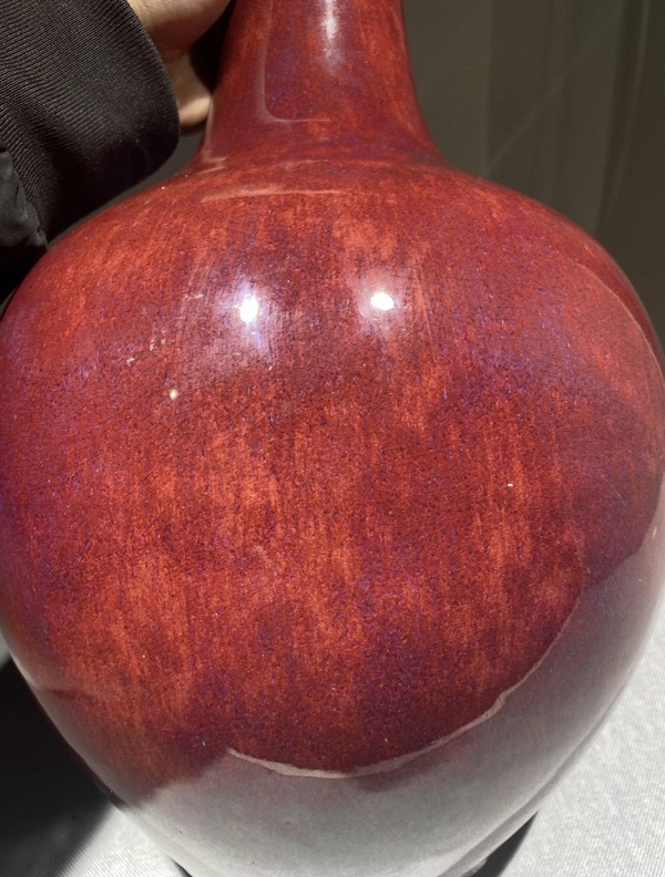 古玩陶瓷紅釉天球瓶拍賣,當(dāng)前價(jià)格25000元