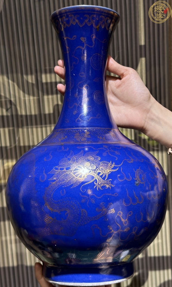 古玩陶瓷晚清·藍(lán)釉描金雙龍戲珠紋賞瓶真品鑒賞圖