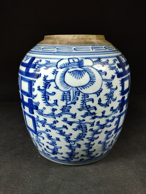 古玩陶瓷清中期嘉道纏枝蓮三喜超大罐（高23cm）拍賣，當前價格800元