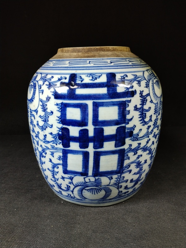 古玩轉(zhuǎn)賣清中期嘉道纏枝蓮三喜超大罐(高23cm)拍賣,當(dāng)前價格220元