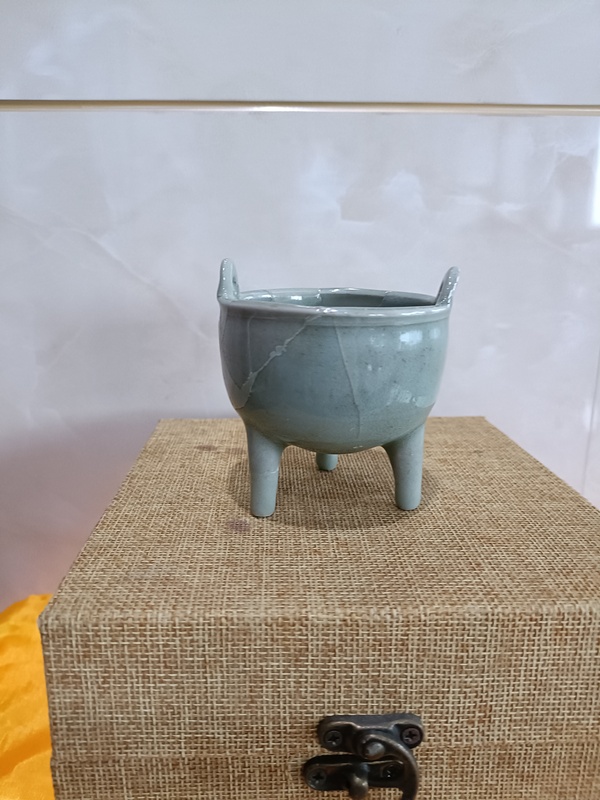 古玩陶瓷館藏級北宋龍泉青釉鼎式筆管爐拍賣,當前價格5980元