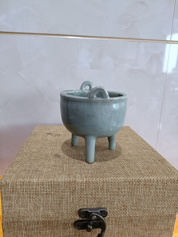 古玩陶瓷館藏級北宋龍泉青釉鼎式筆管爐拍賣,當前價格5980元