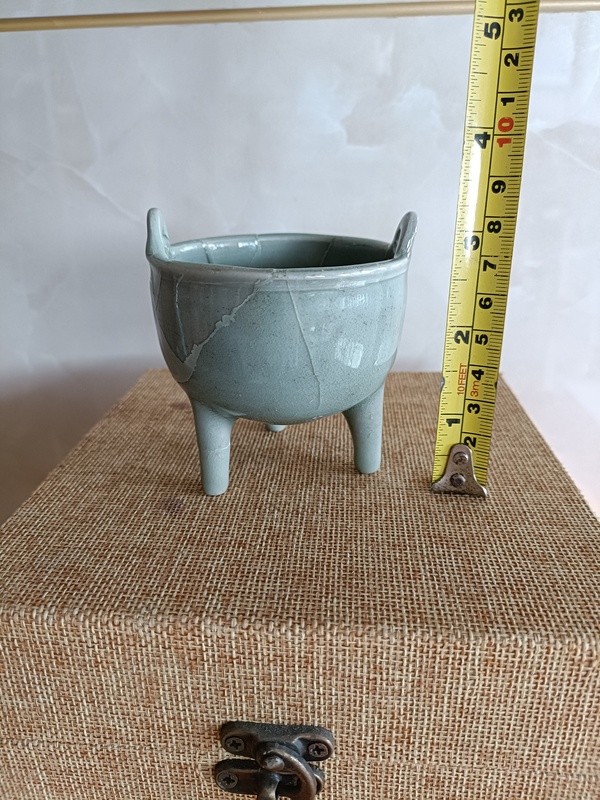 古玩陶瓷館藏級北宋龍泉青釉鼎式筆管爐拍賣,當前價格5980元