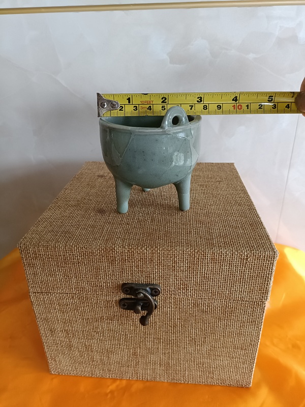 古玩陶瓷館藏級北宋龍泉青釉鼎式筆管爐拍賣,當前價格5980元