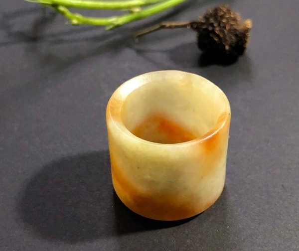 古玩玉器(一口價(jià)放漏)清代天然翡翠雕“素紋扳指”拍賣,當(dāng)前價(jià)格8000元
