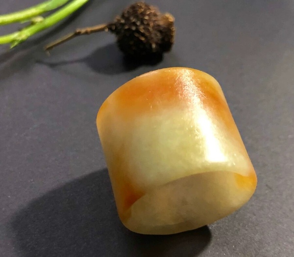 古玩玉器(一口價(jià)放漏)清代天然翡翠雕“素紋扳指”拍賣,當(dāng)前價(jià)格8000元