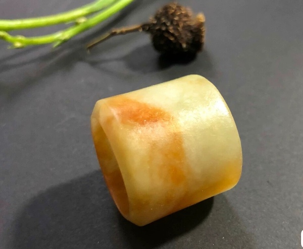 古玩玉器(一口價(jià)放漏)清代天然翡翠雕“素紋扳指”拍賣,當(dāng)前價(jià)格8000元