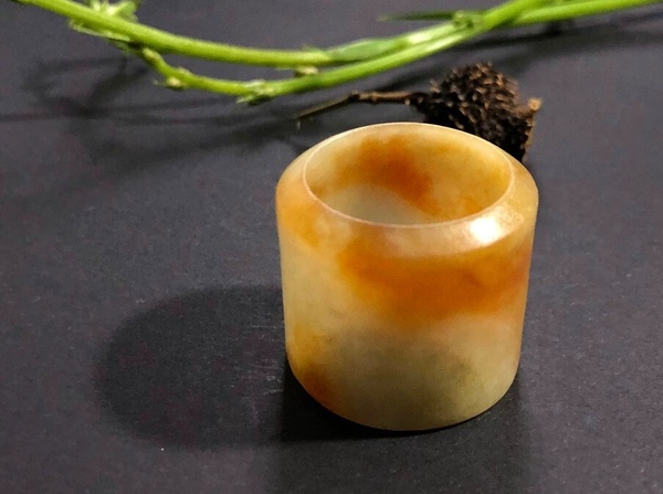 古玩玉器(一口價(jià)放漏)清代天然翡翠雕“素紋扳指”拍賣,當(dāng)前價(jià)格8000元