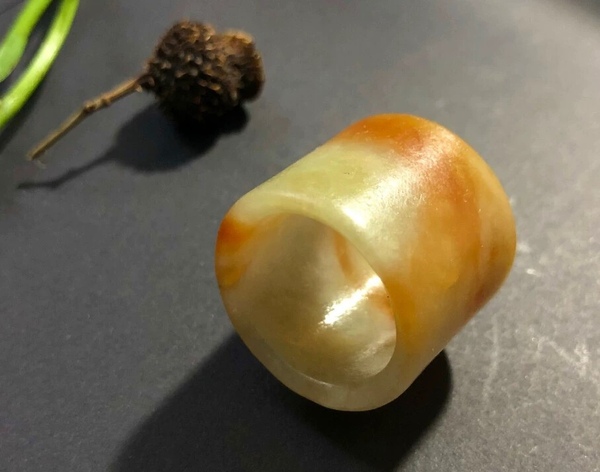 古玩玉器(一口價(jià)放漏)清代天然翡翠雕“素紋扳指”拍賣,當(dāng)前價(jià)格8000元