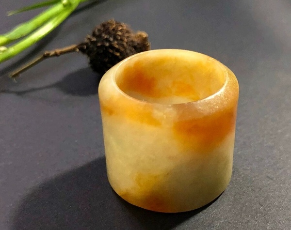 古玩玉器(一口價(jià)放漏)清代天然翡翠雕“素紋扳指”拍賣,當(dāng)前價(jià)格8000元