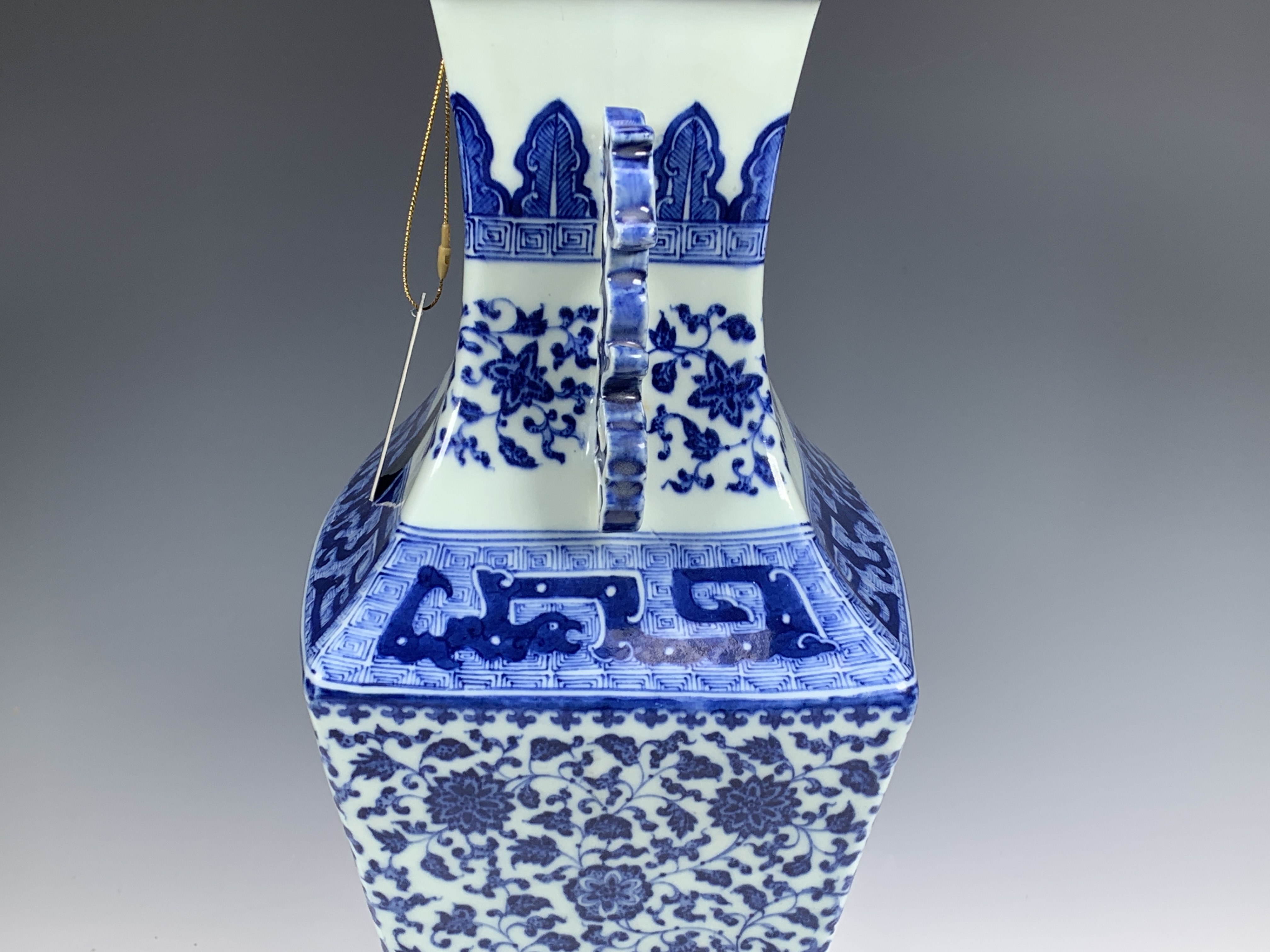 中国大清乾隆年製青花缠枝花紋双耳 尊、高约33.5cm x径22x口径